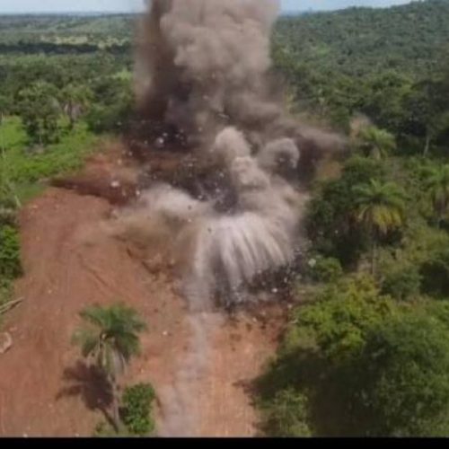 Rocha que obstruía a Rodovia TO-239 entre Presidente Kennedy a Itaporã é detonada