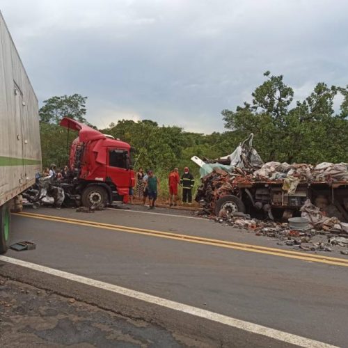 Acidente entre caminhões na BR 153 deixa uma pessoa morta e duas feridas em BrasilÃ¢ndia