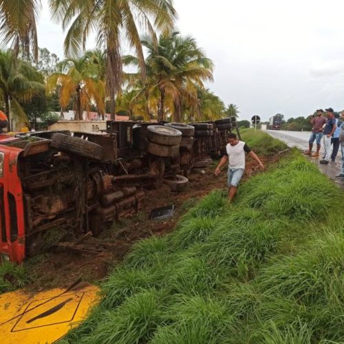 Carreta com soja tomba e motorista sai ileso sem ferimentos; acidente aconteceu em BrasilÃ¢ndia