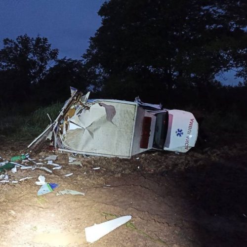 AmbulÃ¢ncia capota durante forte chuva, deixa dois feridos e um terceira vítima vai a óbito