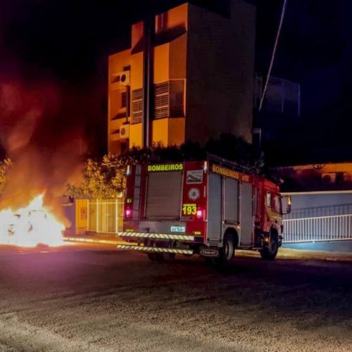 Bombeiros militares combatem fogo em carro de passeio em Gurupi