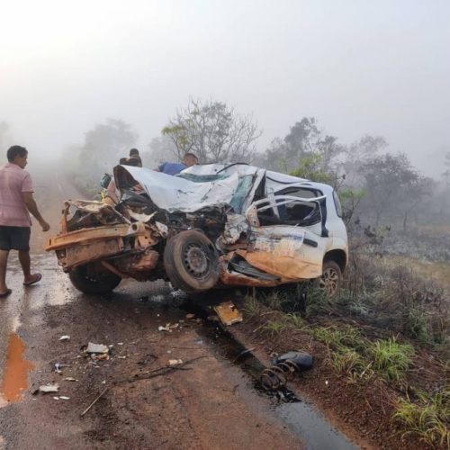 Batida frontal entre carro da secretaria de saúde de Campos Lindos e caminhão deixa quatro mortos