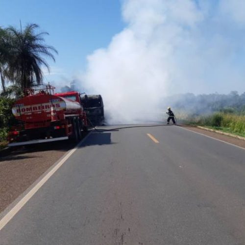 Caminhão fica destruído totalmente após pegar fogo na BR-153 próximo a Guaraí