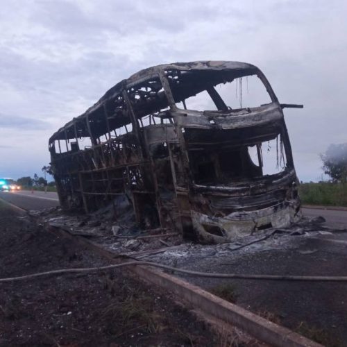 Ãnibus de passageiros fica totalmente destruído após pegar fogo na BR-153 entre Tabocão e Guaraí