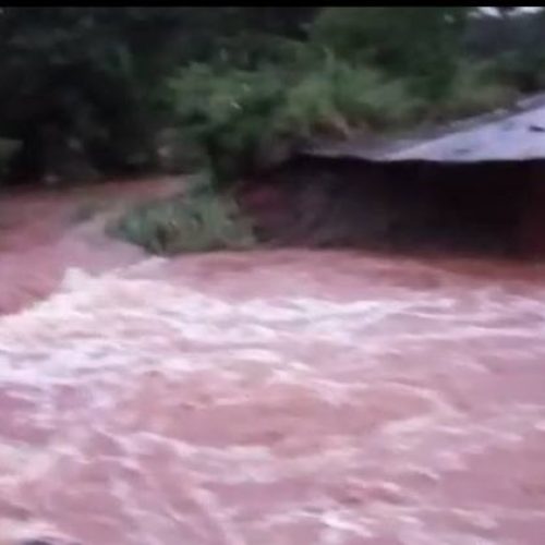 Cratera se abre no meio da pista e enxurrada toma de conta da estrada; confira o vídeo