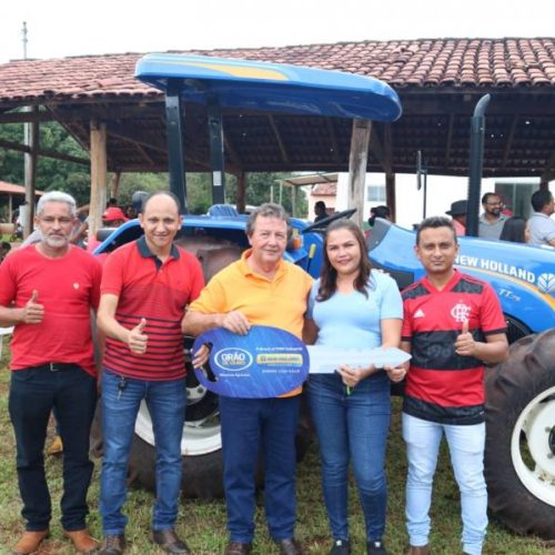 Vilmar entrega trator a agricultores do P.A Osiel, em Cachoeirinha