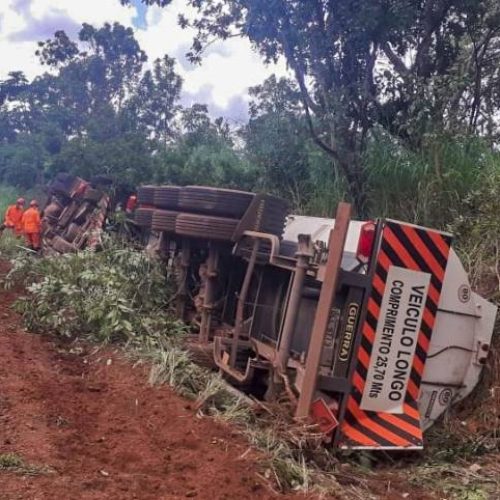 Carreta que transportava 59 mil litros de combustível tomba na TO-080