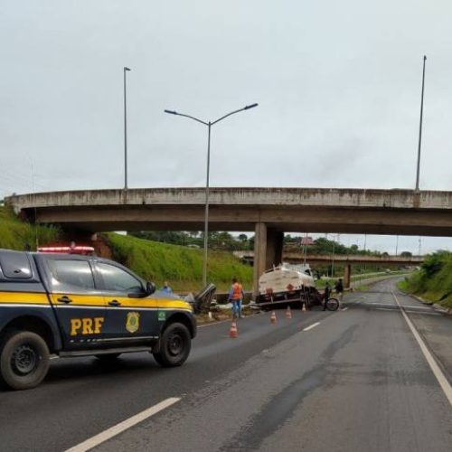 Caminhão-tanque colide contra viaduto em Araguaína e derrama combustível na pista