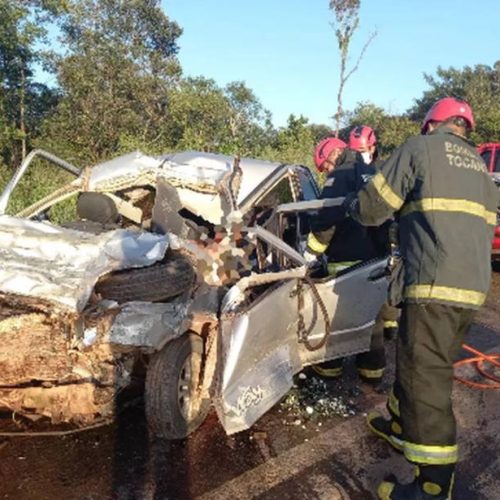 Caminhoneiro foge do local, após colidir com um carro de passeio e provocar duas mortes na BR-153