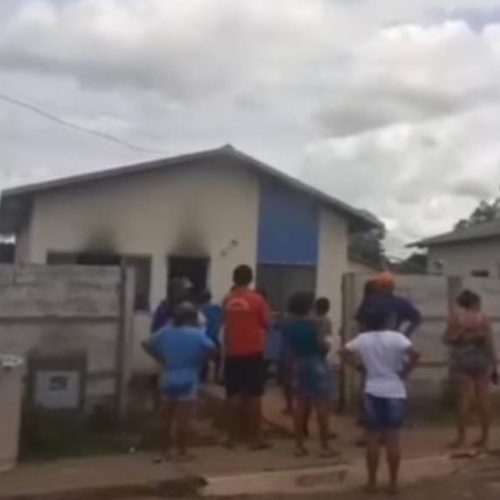 Casa pega fogo com trÃªs crianças dentro em Colinas do Tocantins