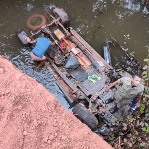 Homem morre após carro que conduzia cair de uma ponte na zona rural