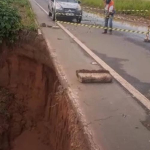 Solo cede e abre buraco próximo a pista no perímetro urbano de Colinas sentido Guaraí