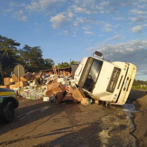 Carreta tomba e carga se espalha na pista em trecho da BR em Palmeiras