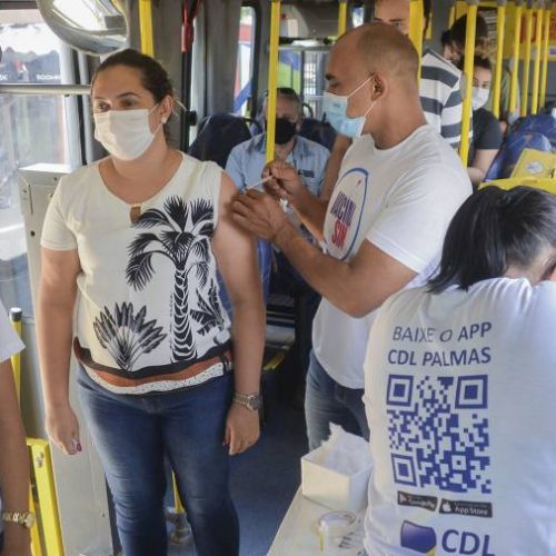 Busão itinerante leva vacinação para Avenida Teotônio Segurado, em Palmas