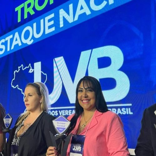 Janad Valcari é homenageada com troféu de "Destaque Nacional" em Brasília