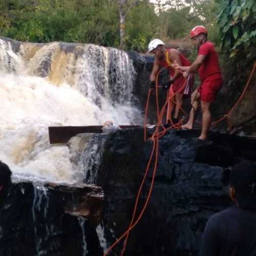 Mulher desaparece após cair em buraco de cachoeira em BabaçulÃ¢ndia; Bombeiros montam estratégia para retomar buscas