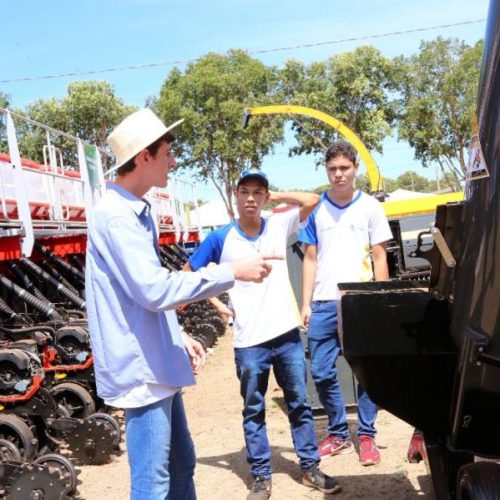 Estudantes aproveitam a Agrotins para conhecerem as novidades no setor agropecuário