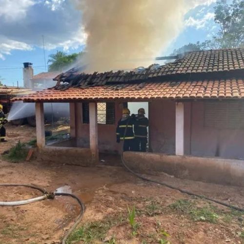 Casa pega fogo em Araguaína e família perde tudo