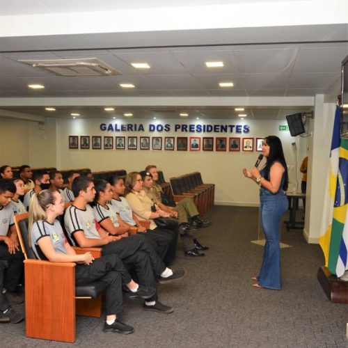 Presidente Janad Valcari recebe alunos do Colégio Militar de Taquaruçu na CÃ¢mara