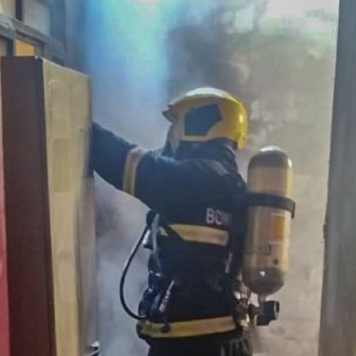 Bombeiros militares combatem incÃªndio em lanchonete de Araguatins