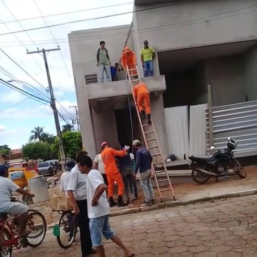 Trabalhadores levam descarga elétrica em obra no centro de Colinas