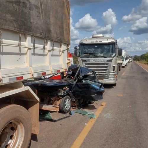 Acidente grave deixa carro destruído após ser prensado entre duas carretas