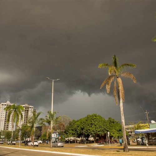 Chuva pega moradores de surpresa em Colinas e Palmas; confira previsão para os próximos dias