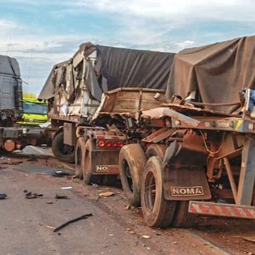 Corpo de Bombeiro atende vítimas em ônibus após colisão com caminhão