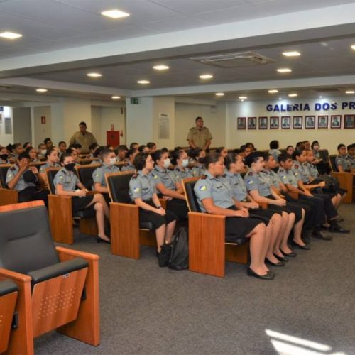 Presidente Janad Valcari recebe alunos do colégio Militar na CÃ¢mara de Palmas