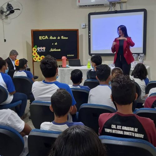 Projeto "OAB vai Ã  Escola", ministra palestra sobre o direito da criança e do adolescente no Colégio Ernesto Barros