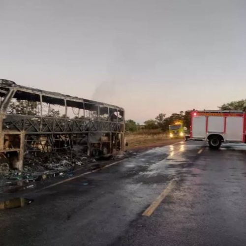 Ãnibus que levava 53 passageiros pega fogo e fica totalmente destruído