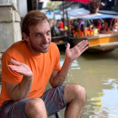 Após fazer "piada" de criança com hidrocefalia, comediante Léo Lins é demitido do SBT