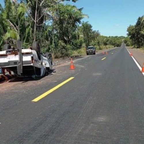 Caminhonete capota após tentar ultrapassar caminhão na BR 153, próximo a WanderlÃ¢ndia