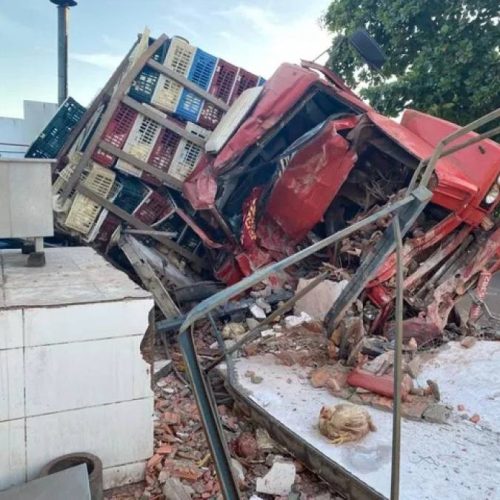 Caminhão com carga de frangos vivos tomba e derruba muro de empresa em Aragominas