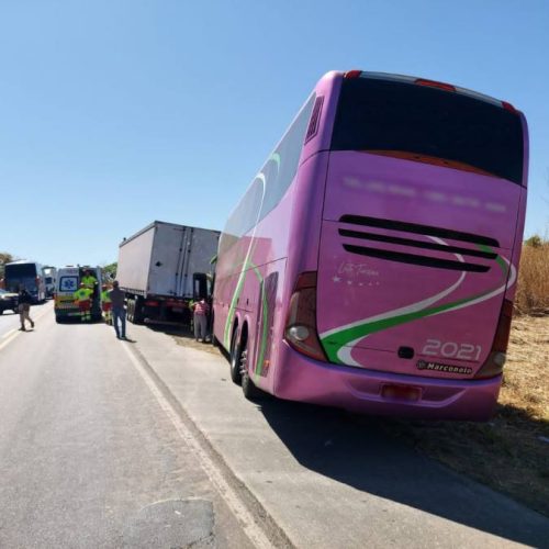 Ãnibus com passageiros bate na traseira de caminhão em Aliança do Tocantins