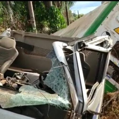 Caminhão tomba e cabine fica totalmente destruída; veja o vídeo