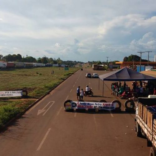 Caminhoneiros em protesto fecham todas as vias de acesso da BR-153 em Colinas