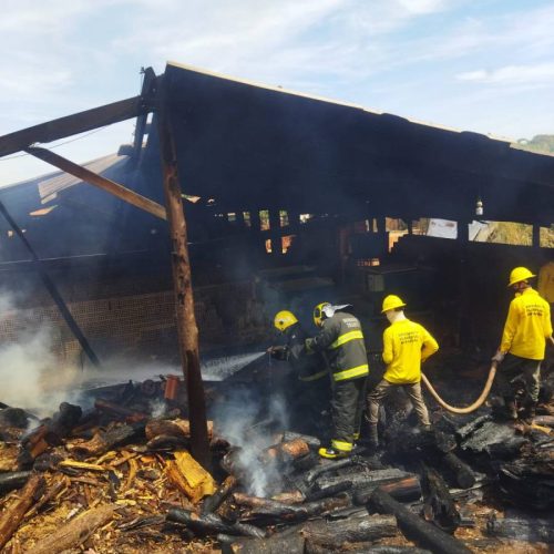 Máquina de solda provoca incÃªndio em fábrica de cerÃ¢mica e deixa toda estrutura destruída; vídeo