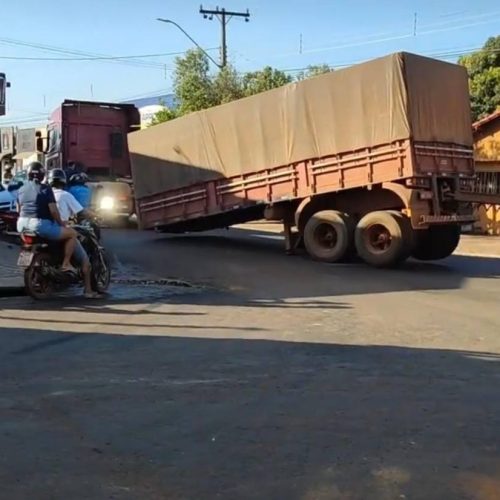 Avenida de Colinas é interditada após carreta se soltar de cavalo mecÃ¢nico