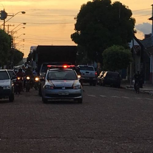 Caminhoneiros e populaÃÂ§ÃÂ£o fazem grande carreata em ato de protesto