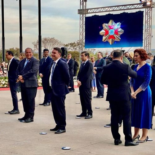 Em Brasília, Eduardo Gomes recebe medalha das mãos do ministro Emmanoel Pereira