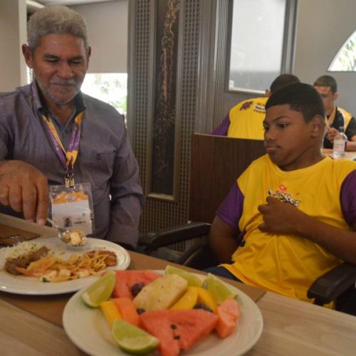 Conheça a história do pai que inspira pela dedicação ao filho paraplégico, campeão nas Paralimpíadas Escolares