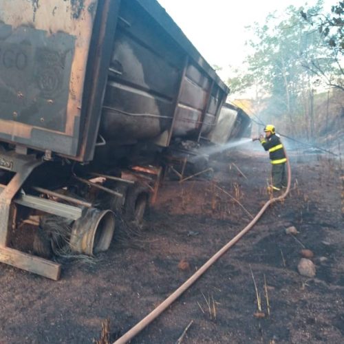 Caminhão carregado fica totalmente destruído após pegar fogo na TO-080