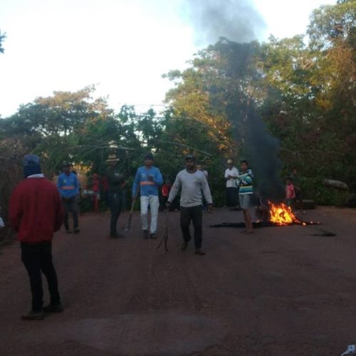 Sem asfalto, moradores de CicilÃ¢ndia fecham trecho e pedem respostas