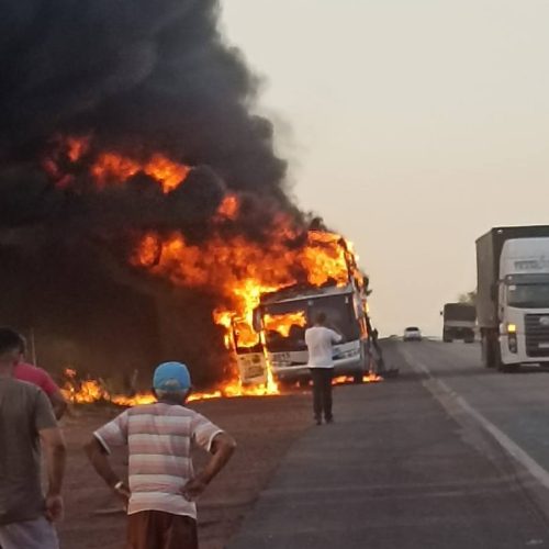 Ãnibus que fazia linha entre Tocantins e Goiás pega fogo próximo a Guaraí; vídeo