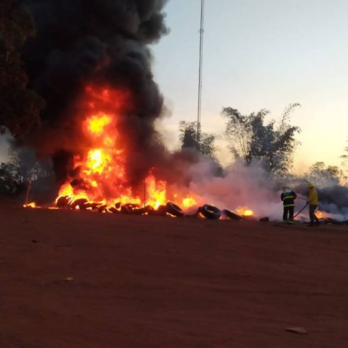 IncÃªndio em pilha de pneus velhos levanta nuvem de fumaça e mobiliza Brigada de IncÃªndio e Defesa Civil; vídeo