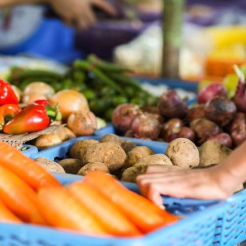 Com recuo na inflação entre julho e agosto, consumidores podem encontrar hortaliças mais baratas este mÃªs