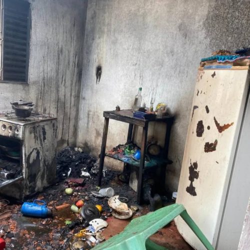 Casa pega fogo e fica destruída após 'brincadeira' de criança com fogo em Gurupi