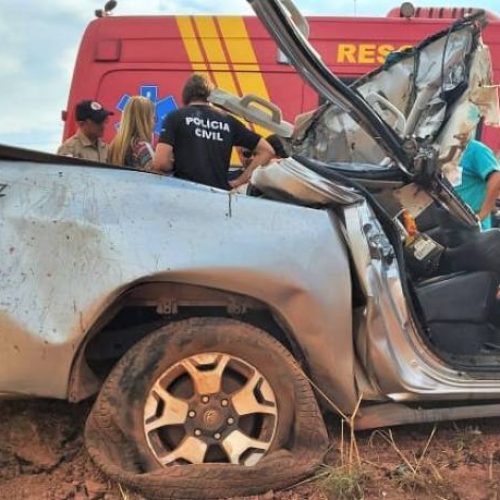 Casal morre após carreta com gado tombar em cima de caminhonete em Divinópolis