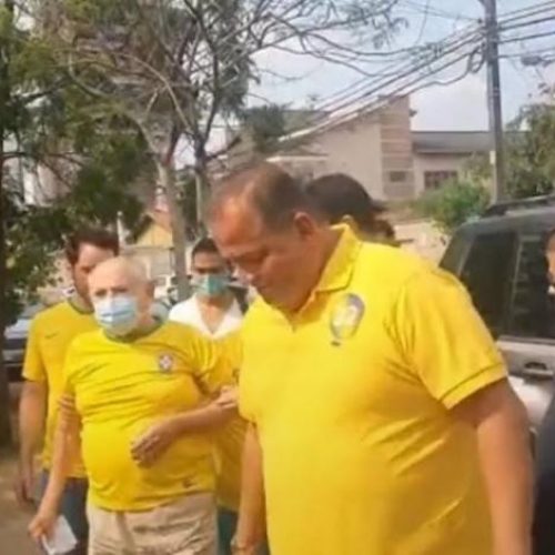 Vestido com a camisa do Brasil e ao lado de Eduardo Gomes, Siqueira Campos vota em Palmas